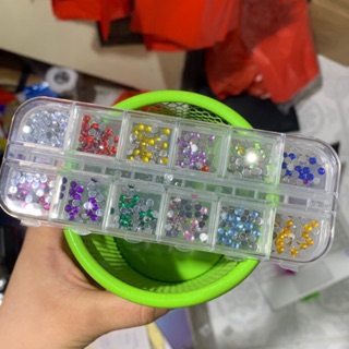 Đá nhựa trang trí móng khay 12 ô