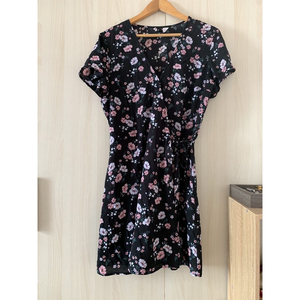 Đầm hoa đắp chéo hiệu H&M