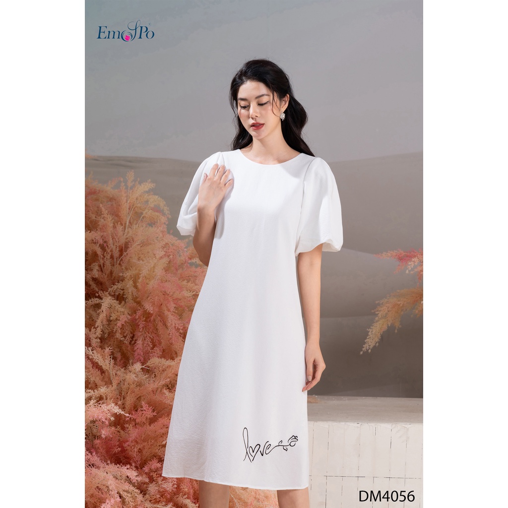 Đầm suông, tay bồng 2 lớp, sẻ lưng thắt nơ sau, thêu chữ ở gấu Emspo DM4056