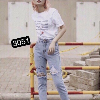 quần baggy jean rách gối in chữ cá tính