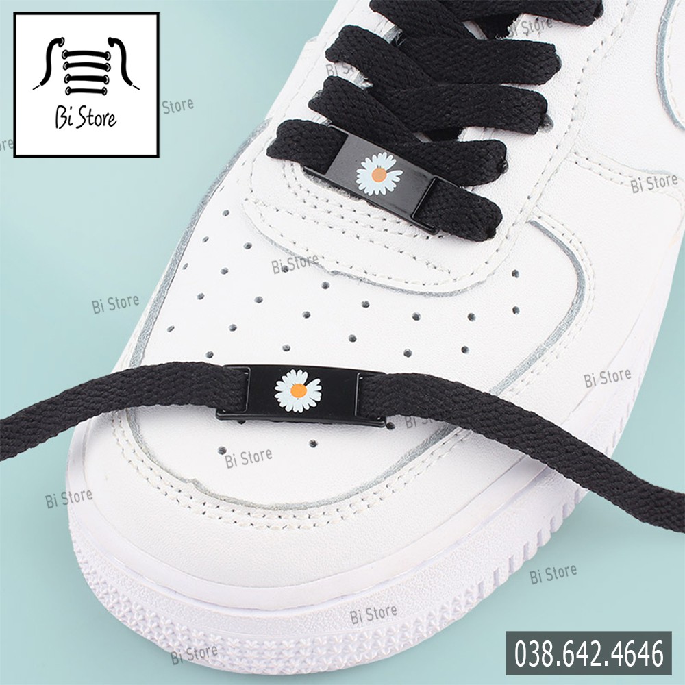 [𝗕𝗮́𝗻 𝘁𝗵𝗲𝗼 𝗰𝗮̣̆𝗽] Lacetags Bạc nhám + Hologram + Hoa cúc - Phụ kiện giày Nikee AF1, Jordann (AJ), Adidass, Vanss,...