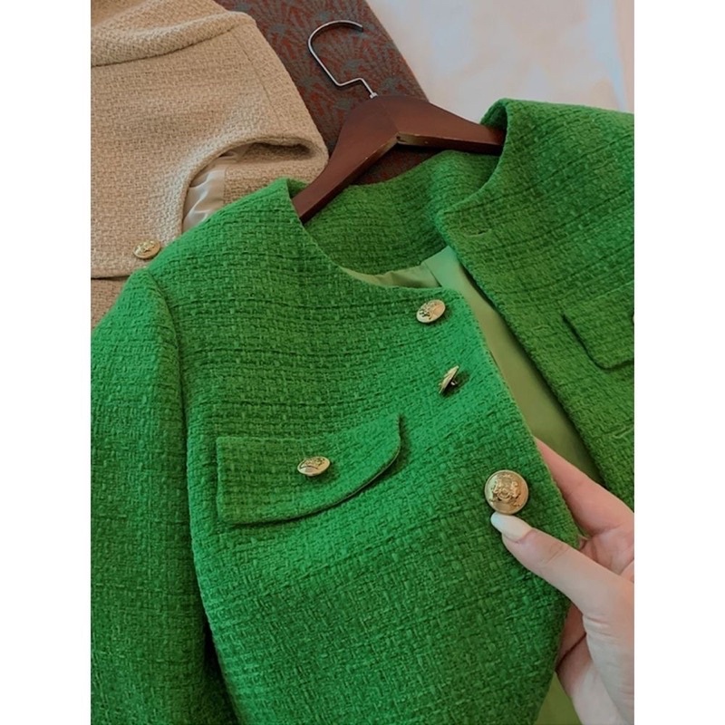 Áo khoác dạ tweed nữ màu xanh lá, dáng ngắn cổ tròn, cúc đồng sang chảnh, có đệm vai