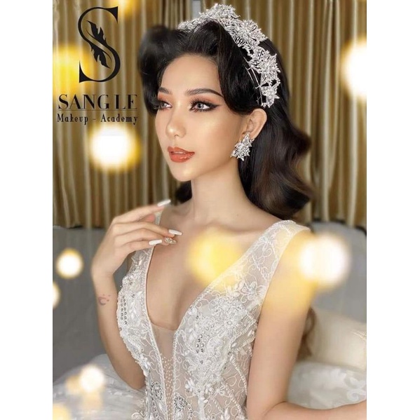 Cài đá kèm bông tai cực sang chảnh.