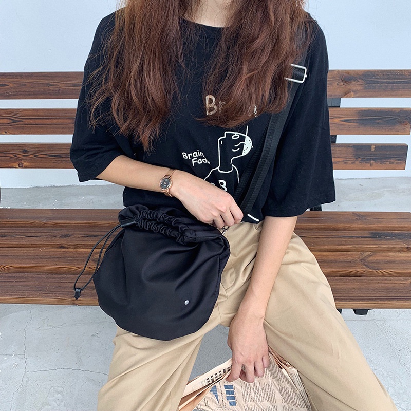 Túi đeo chéo vai dây rút màu đen đơn giản tiện dụng dành cho nữ