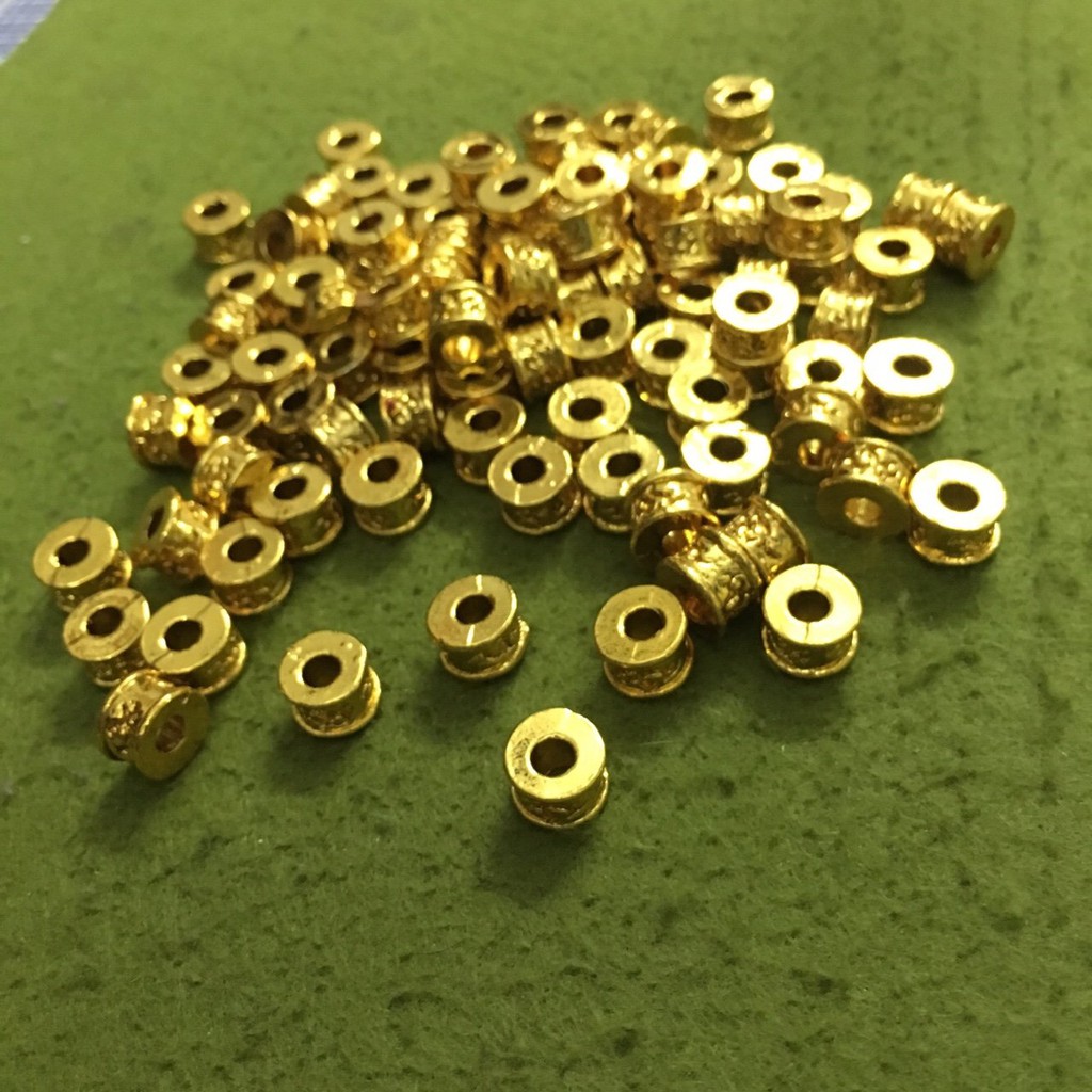 TTVDV52 Trụ khắc lục tự đại minh chân ngôn mạ vàng tĩnh điện 8*6mm 10 cái/bịch