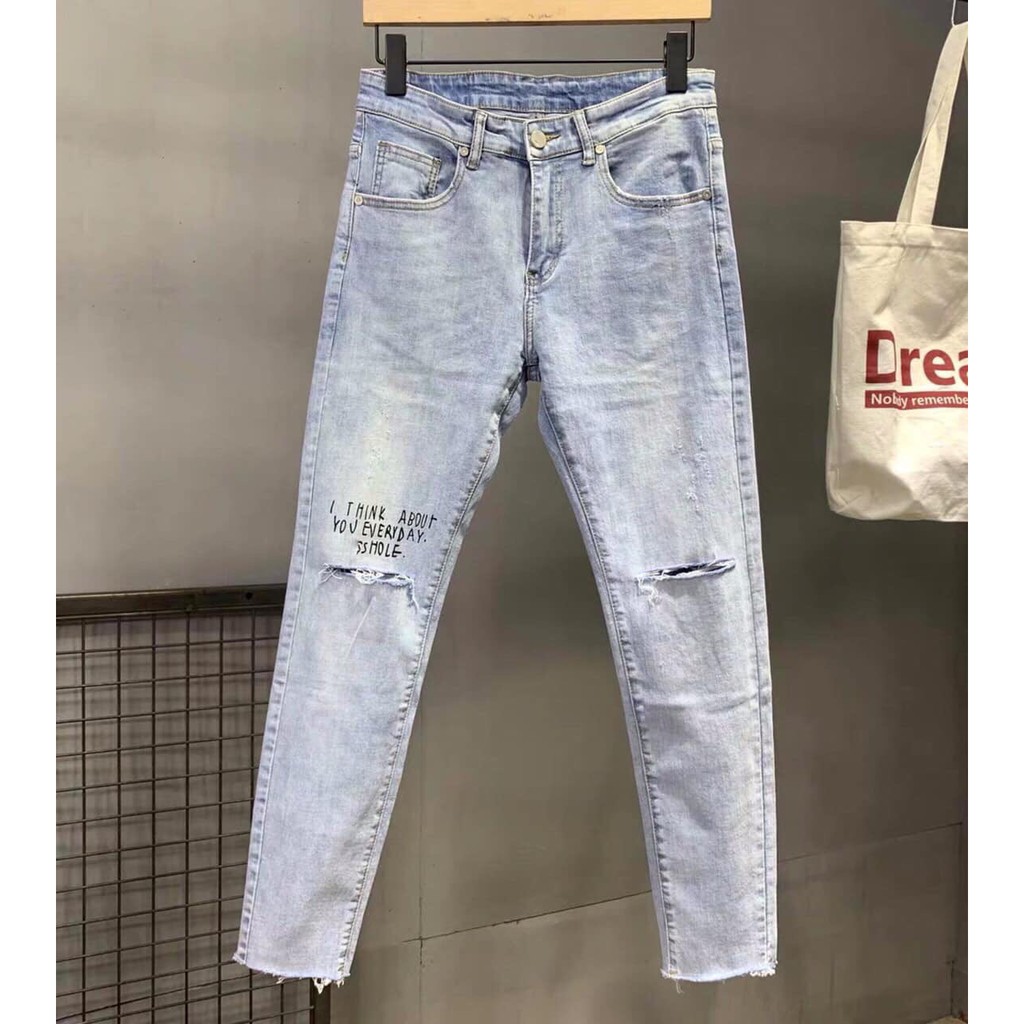 Quần jean nam màu xanh dương rách gối in chữ vải dày cầm nặng tay mã 9600 | BigBuy360 - bigbuy360.vn