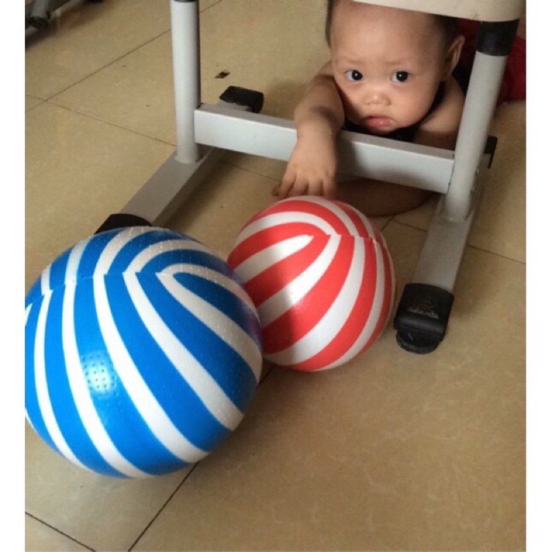 Bóng đá nhựa kẻ xanh, đỏ