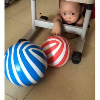 Bóng đá nhựa kẻ xanh, đỏ