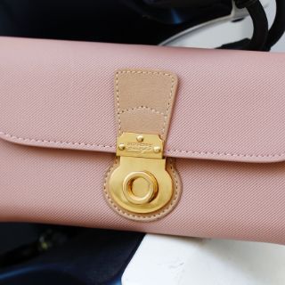 Ví cầm tay burberry