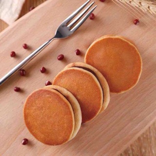 1 chiếc bánh doremon nhân đậu đỏ