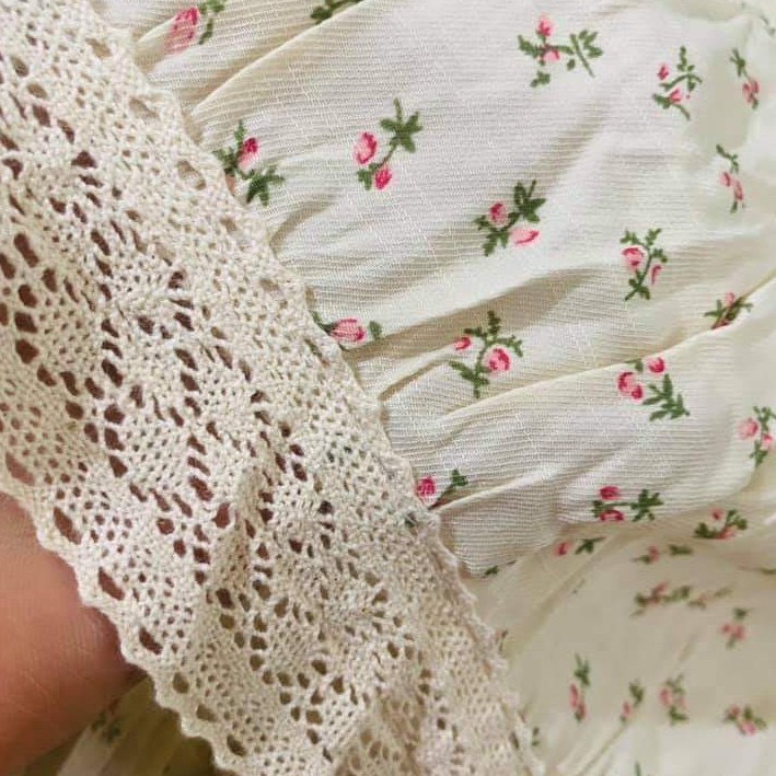 Váy bầu thiết kế thời trang hoa nhí đẹp Aidenshop màu kem freesize