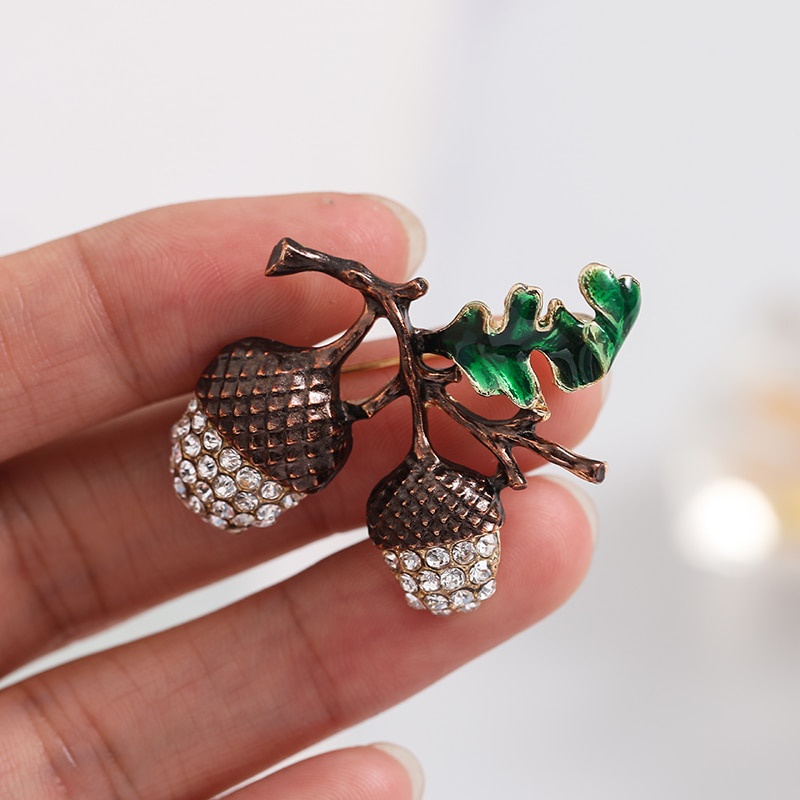 Ghim cài áo hình quả thông đính đá thời trang cho nữ