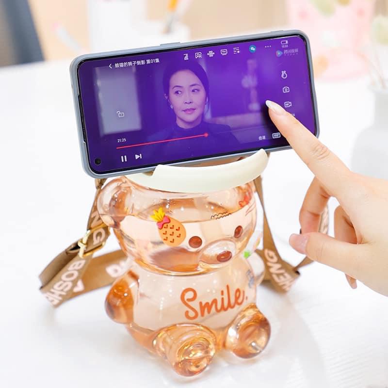 Bình Đựng Nước 1100ML Hình Gấu Dễ Thương Tôn Lên Cá Tính, Thiết Kế Ống Hút, Khe Giữ Điện Thoại, Dây Đeo Điều Chỉnh