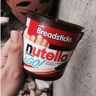 Bánh que chấm nutella