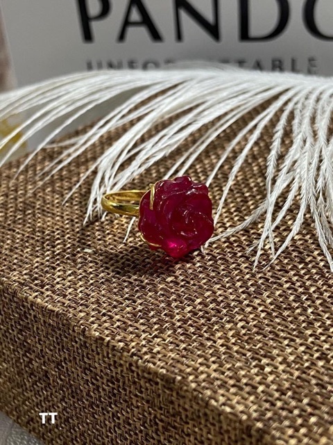 Nhẫn hoa mẫu đơn mặt đá topaz