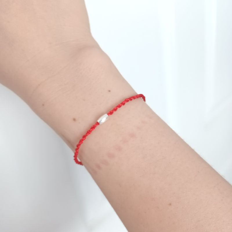 Vòng tay chỉ đỏ mic charm hạt gạo bạc 925 mang ý nghĩa may mắn đủ đầy quanh năm