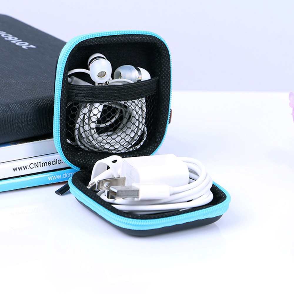 Hộp đựng tai nghe và cáp sạc USB tiện dụng khi đi du lịch
