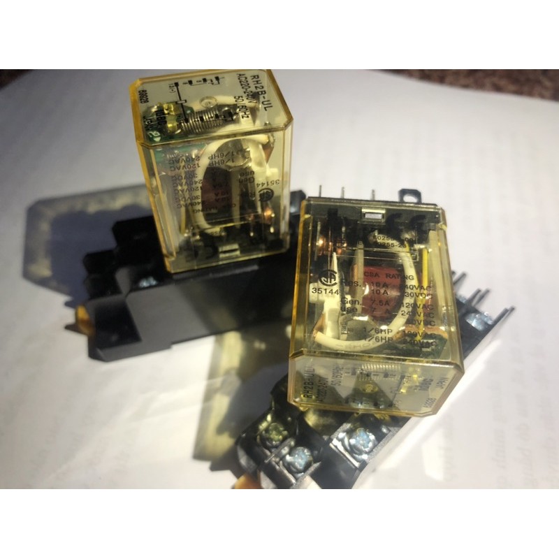 Rơ le trung gian 8 chân to 220V/ 10A/ Idec/ Japan.