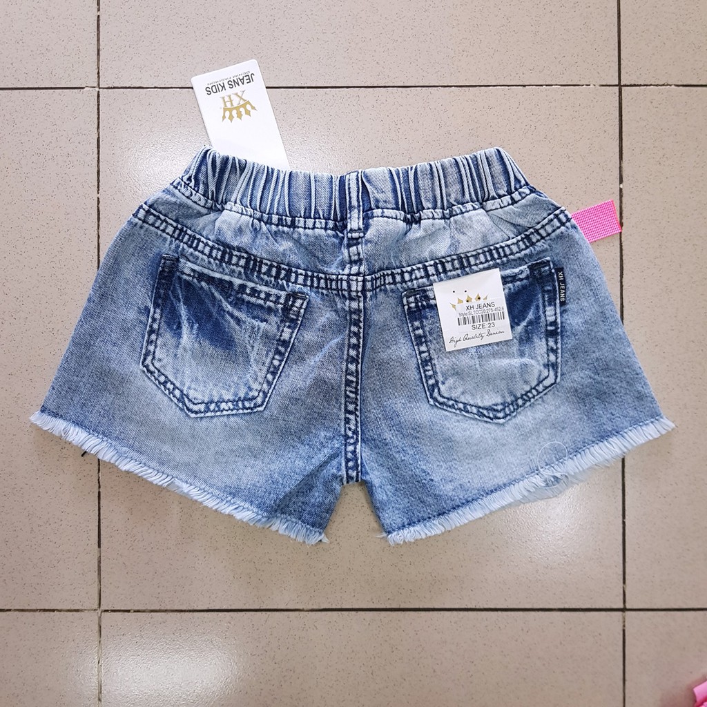 Quần short jean bé gái màu bạc kèm phụ kiện size đại