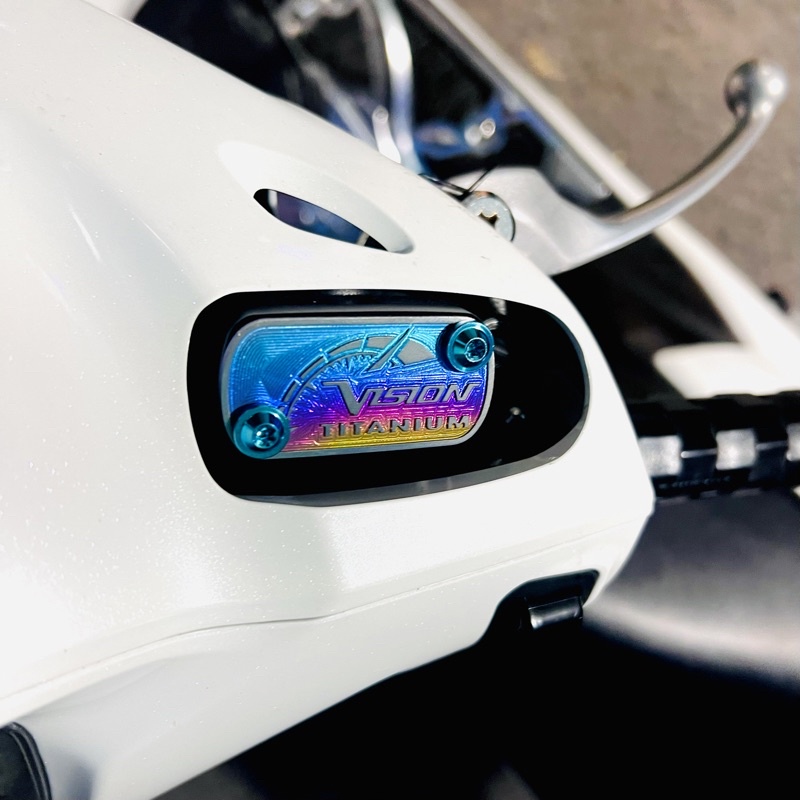 Tem Titan Nắp Dầu Dành Cho Vision, Với Hai Phối Màu Điện Phân Và Màu khò