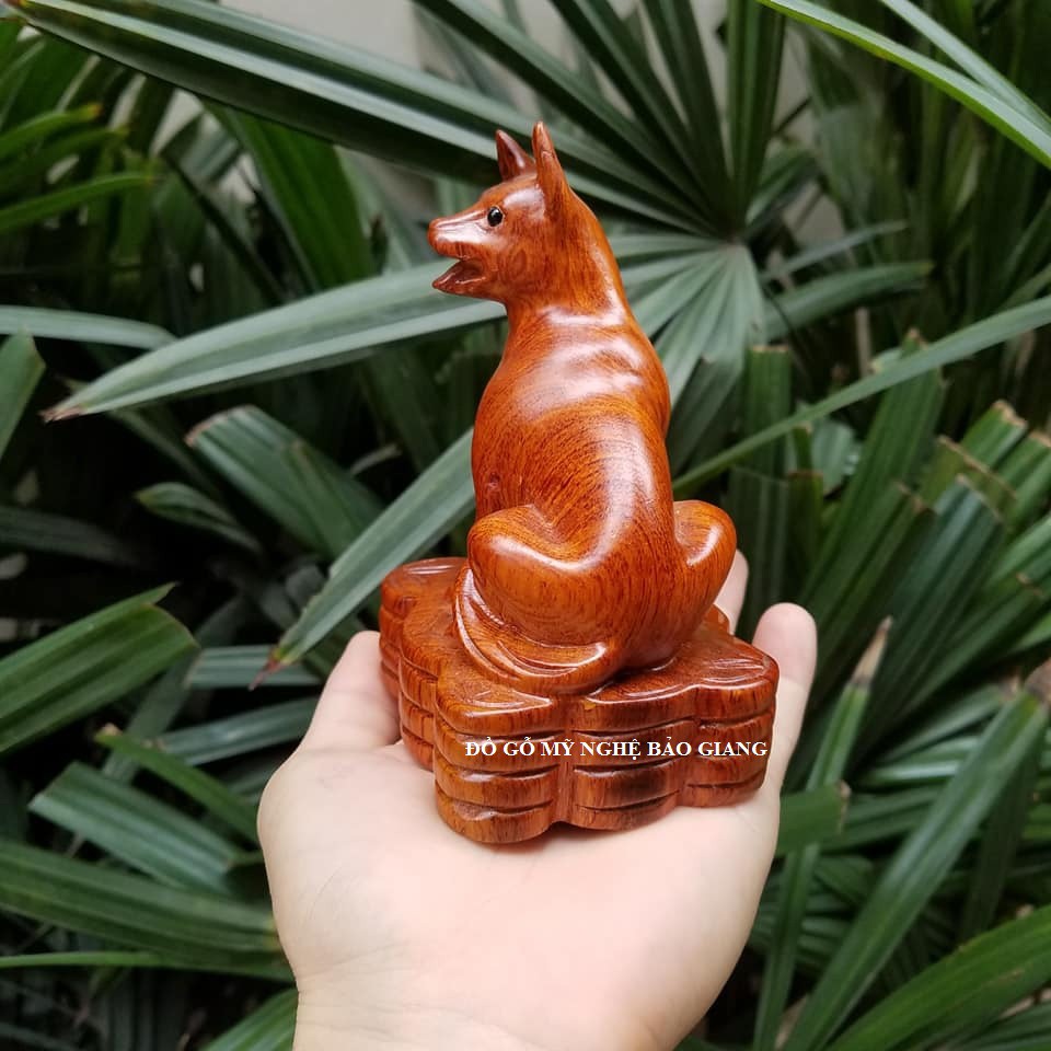 Tượng con chó gỗ hương cao 12 cm