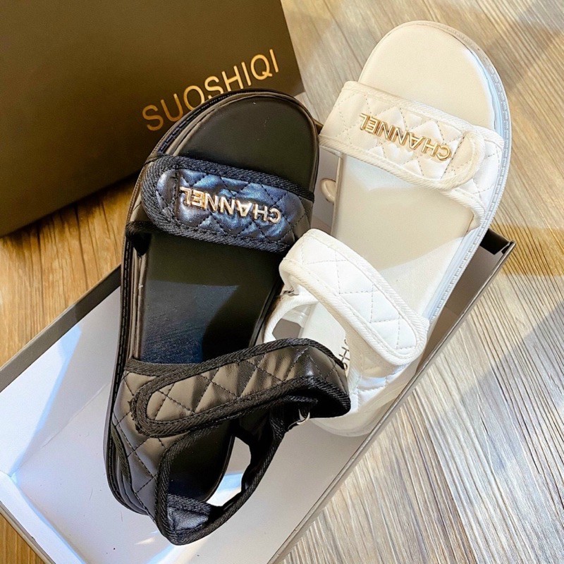 Sandal 2 quai thêu chữ C da mềm cao 3 cm