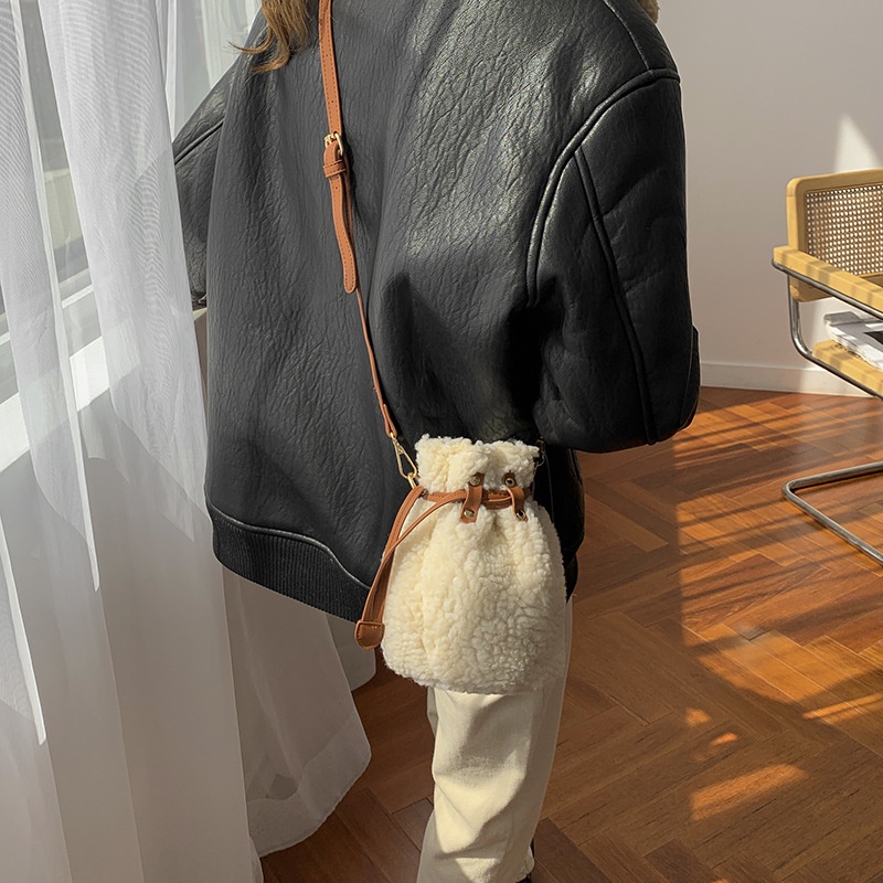 Túi đeo chéo vai kiểu dây rút thời trang sành điệu cho nữ