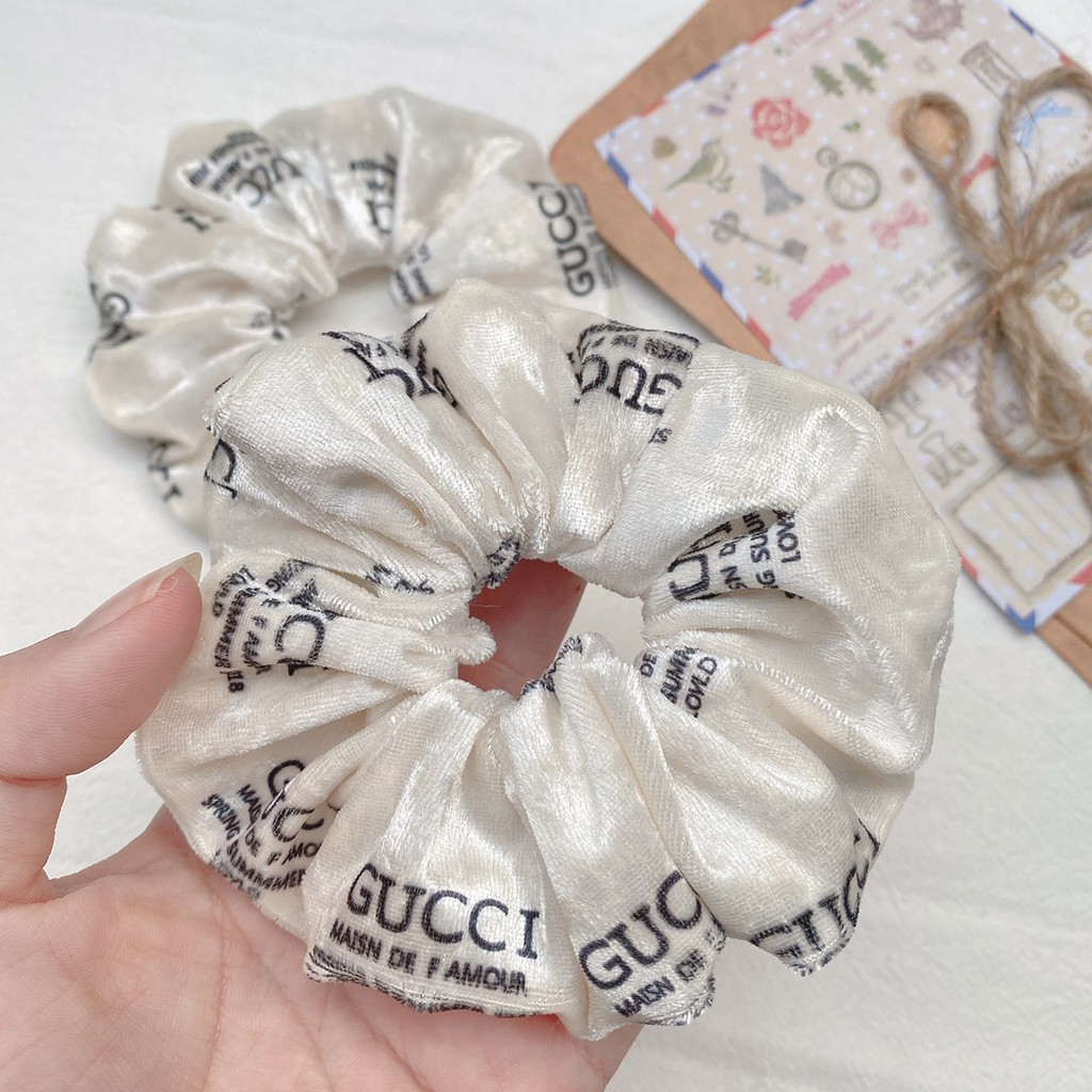 Cột tóc scrunchies vải nhung mịn , họa tiết gucci trắng đen