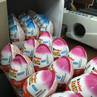 Trứng  Kinder Joy nam/ nữ có đồ chơi