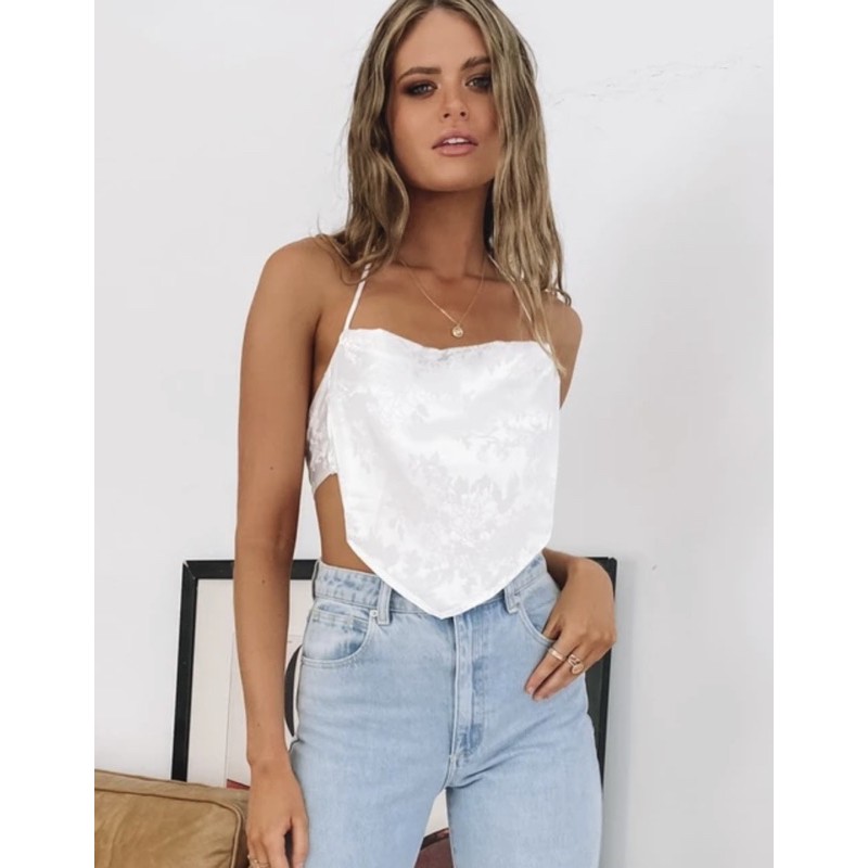 Áo croptop dạng yếm gợi cảm, hot trend cho mùa hè