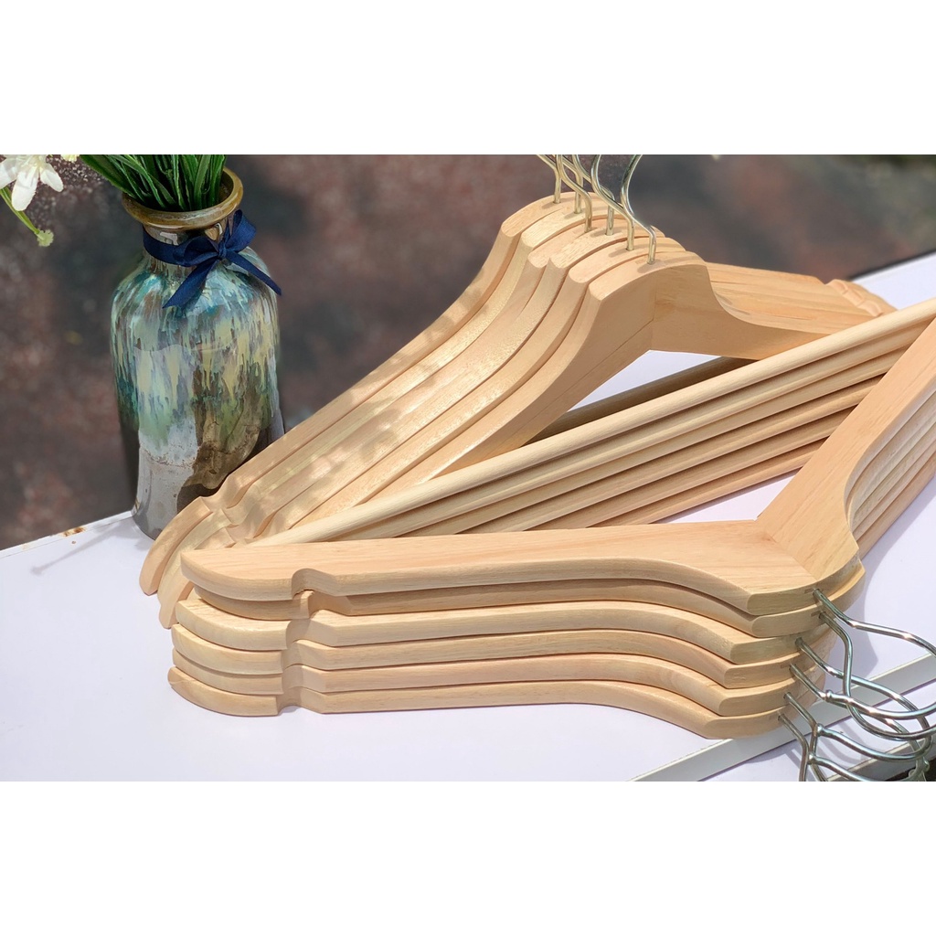 Móc gỗ treo quần áo màu vàng - nâu có thanh ngang treo áo nam, nữ - mắc shop thời trang
