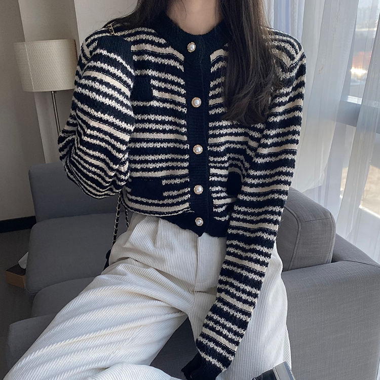 Áo Khoác Cardigan Dệt Kim Dáng Ngắn Kẻ Sọc Đính Ngọc Trai Kiểu Retro Hồng Kông Cá Tính