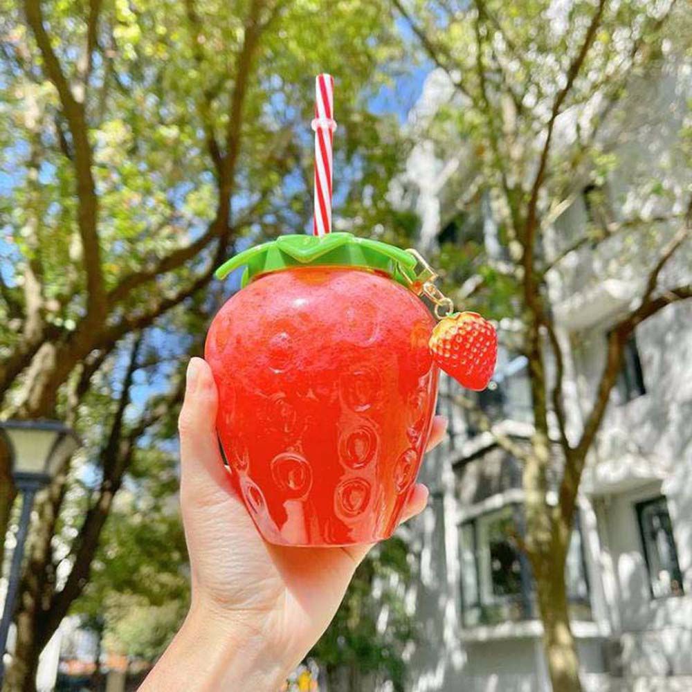 Bình Nước 500ml Họa Tiết Dâu Tây Hoạt Hình Dễ Thương