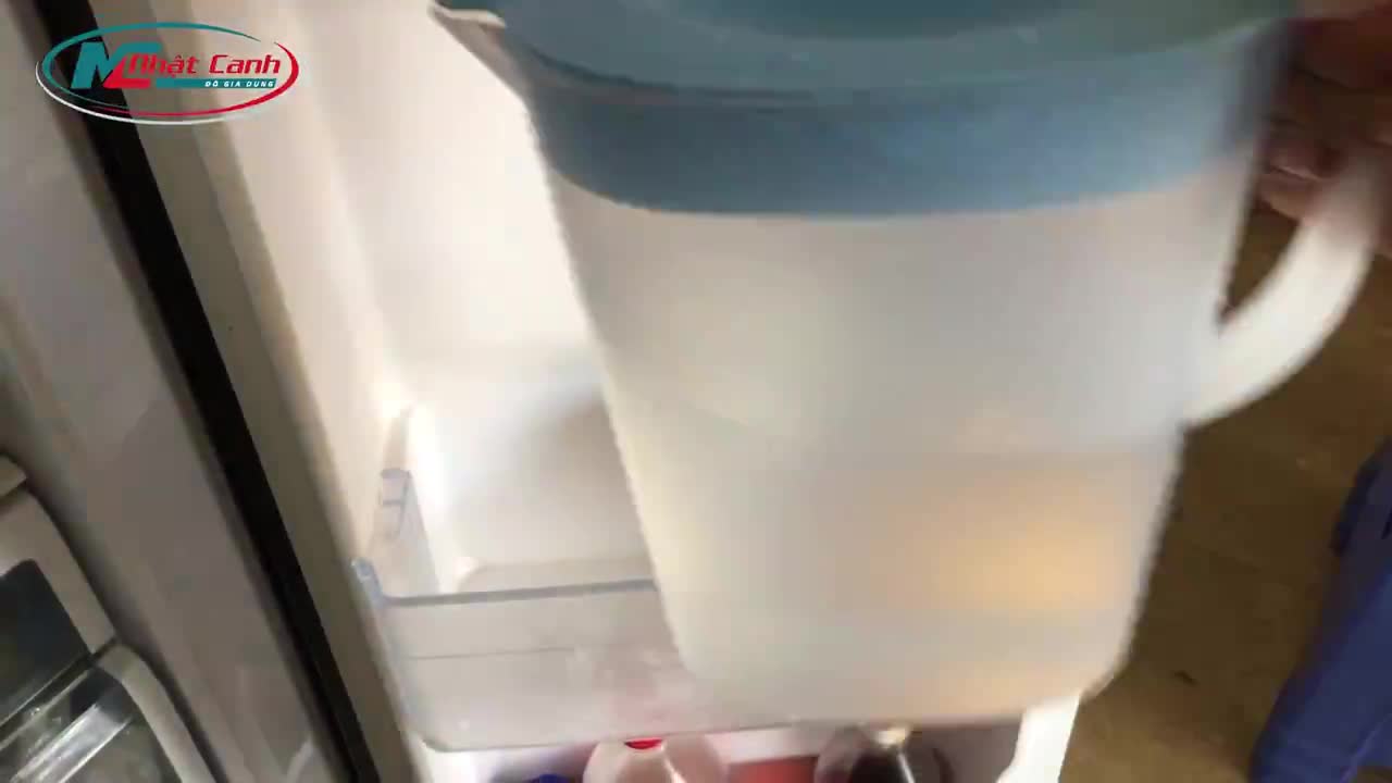Ca đựng nước nhựa cao cấp để cánh cửa tủ lạnh tiện dụng | BigBuy360 - bigbuy360.vn