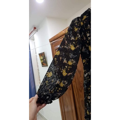 váy Peony Newtag size S. Em pass giá 200k. có 1 lỗi nhỏ xíu ạ, nhưng đảm bỏ rất khó thấy. Váy rất xinh ạ.