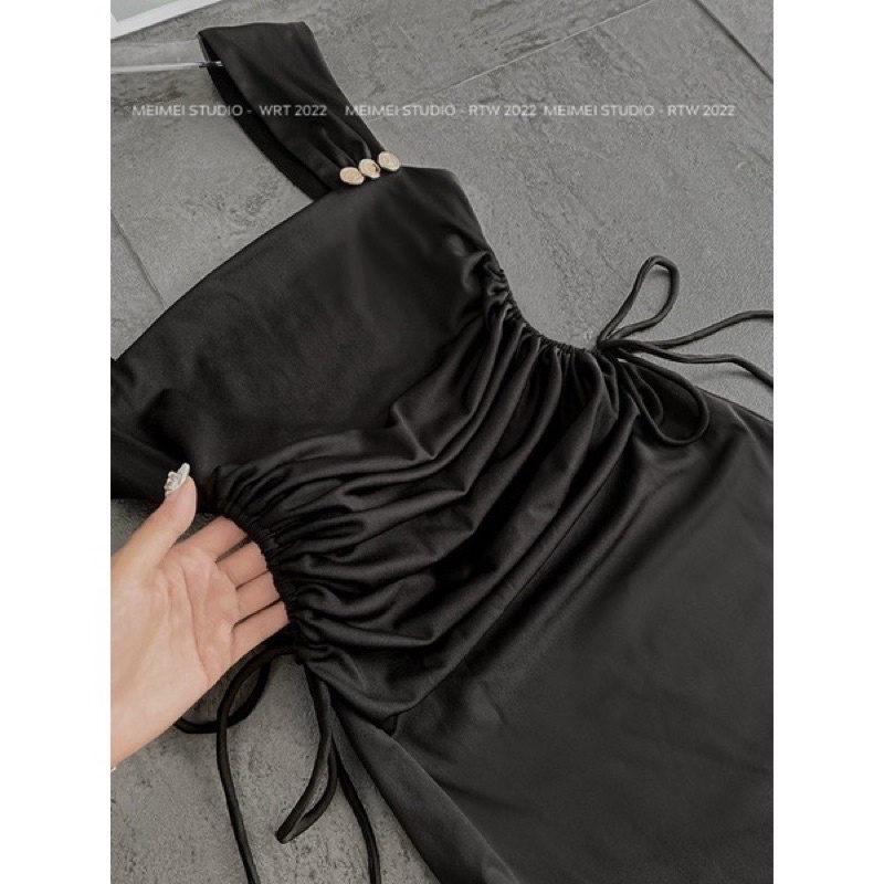 Váy rúm khuy vàng màu đen size M