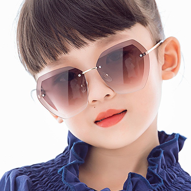 Kính mát thiết kế thời trang dễ thương cho bé