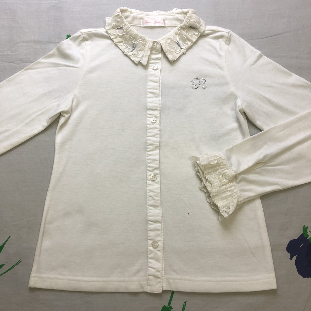 Áo Sơ Mi Thun Bé Gái Roem Girls Cổ Bẻ Ren Đính Bướm Xẻ Trụ Gài Nút Tay Dài Có Mangsette Kem - Size 160 lỗi dơ