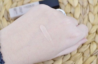 Kem lót mắt Catrice