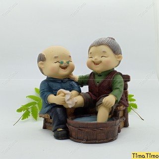 Tượng ông bà thôn quê rửa chân tình cảm-timatimo