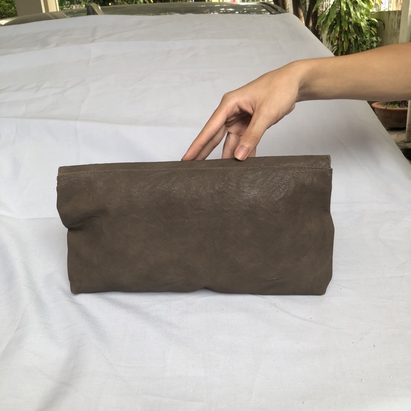 Túi chuẩn si. Túi qua sử dụng. Khách vui lòng xem hình nếu muốn biết thêm thông tin sản phẩm mời khách vô chat . Thanks.