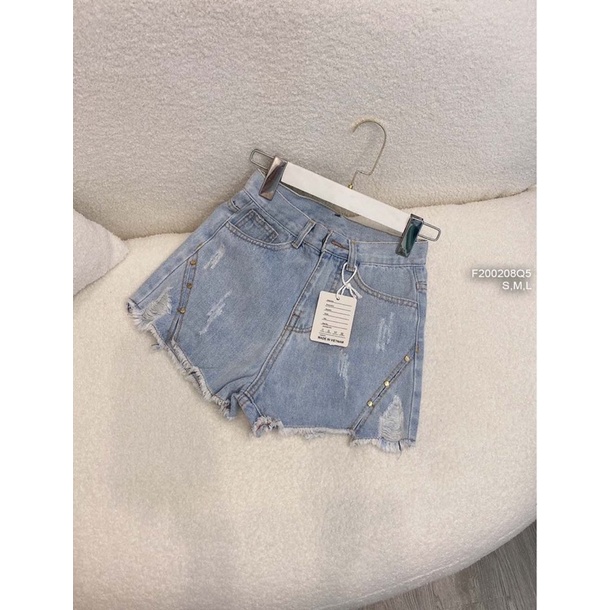 Quần short jeans rách đính khuy