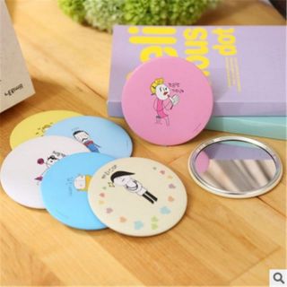 Gương Mini Cầm Tay Tiện Lợi Dễ Thường Nhiều Màu