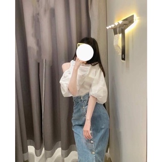 Áo sơ mi trắng khoét vai
