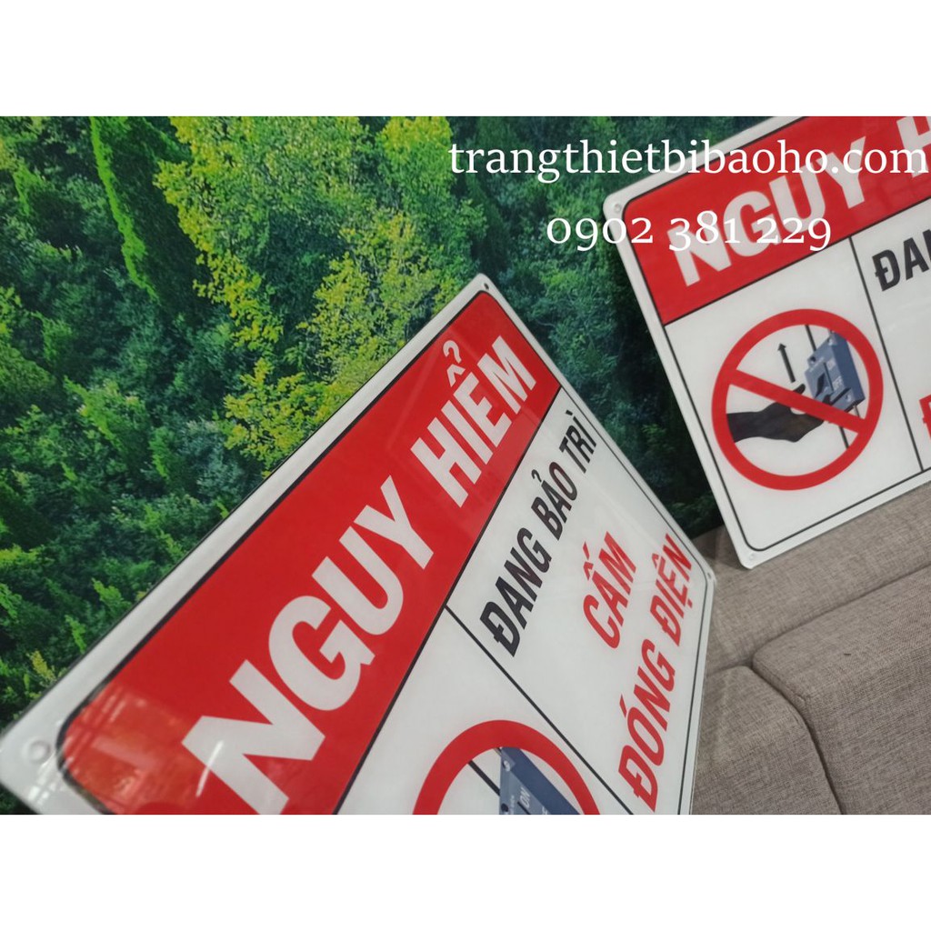 Biển báo mica đang bảo trì cấm đóng điện kích thước 20 x 30cm