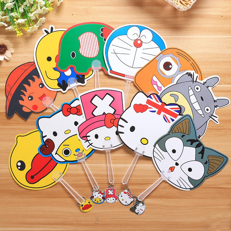 Quạt Nhựa Cầm Tay Hoạt Hình Cute (Ngẫu Nhiên)