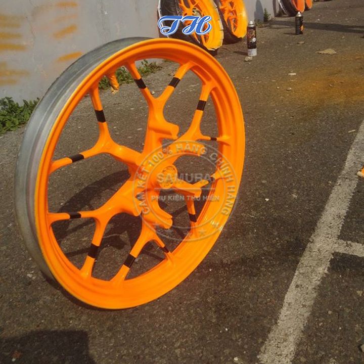 Sơn Xịt Samurai chuyên dùng cho xe máy màu cam huỳnh quang 55 **chống cháy, chống rạn nứt, vòi xịt chống chảy