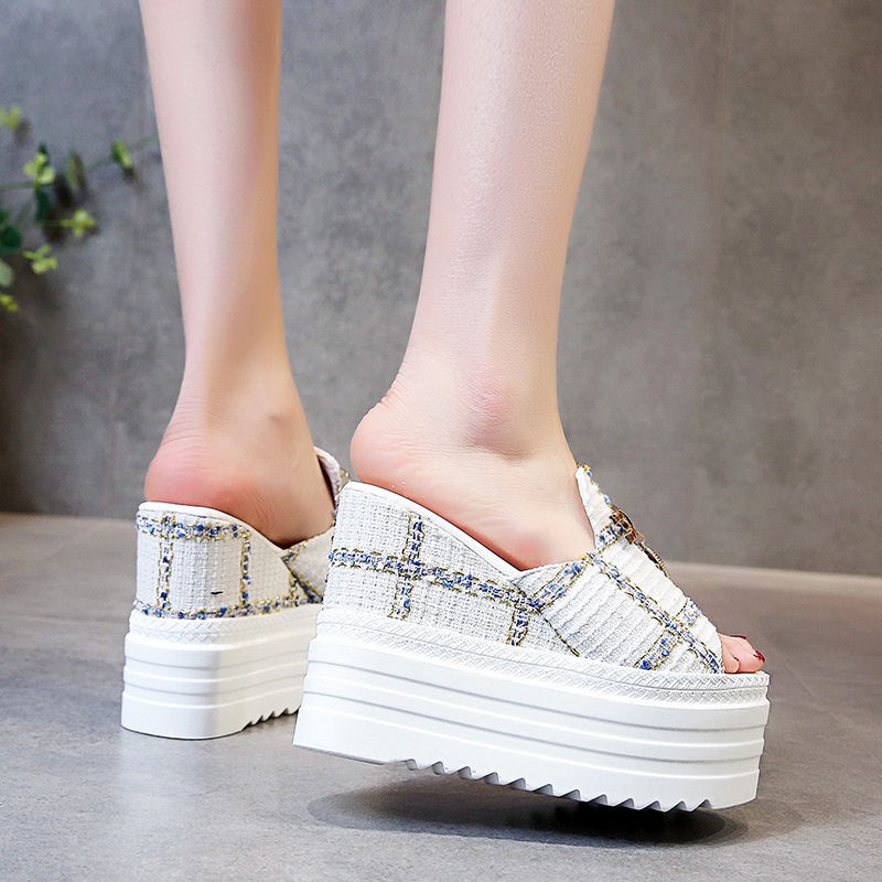 Dép sandal đế xuồng giúp tăng chiều cao thời trang cho nữ