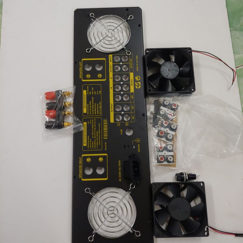 mặt sau amply vàng