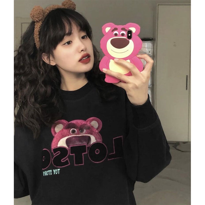 Áo Nỉ Dài Tay Cổ Tròn Form Rộng Thêu Hình Gấu Và Dâu Tây Dễ Thương